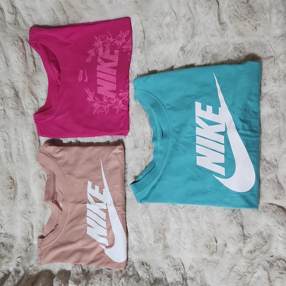 Nike Women's Sportswear Essential Cropped T-shirt
